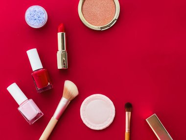 Telif alanı, kozmetik ürünleri ve kırmızı arka planda makyaj araçları ile güzellik, makyaj ve kozmetik düz düzlem tasarımı, kız ve kadın tarzı konsept