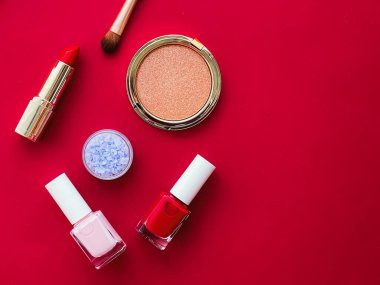 Telif alanı, kozmetik ürünleri ve kırmızı arka planda makyaj araçları ile güzellik, makyaj ve kozmetik düz düzlem tasarımı, kız ve kadın tarzı konsept