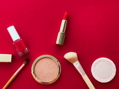 Telif alanı, kozmetik ürünleri ve kırmızı arka planda makyaj araçları ile güzellik, makyaj ve kozmetik düz düzlem tasarımı, kız ve kadın tarzı konsept