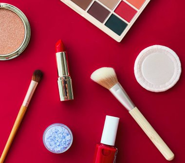 Telif alanı, kozmetik ürünleri ve kırmızı arka planda makyaj araçları ile güzellik, makyaj ve kozmetik düz düzlem tasarımı, kız ve kadın tarzı konsept