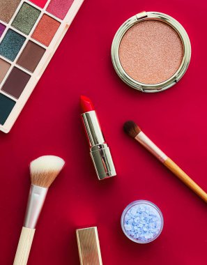 Telif alanı, kozmetik ürünleri ve kırmızı arka planda makyaj araçları ile güzellik, makyaj ve kozmetik düz düzlem tasarımı, kız ve kadın tarzı konsept