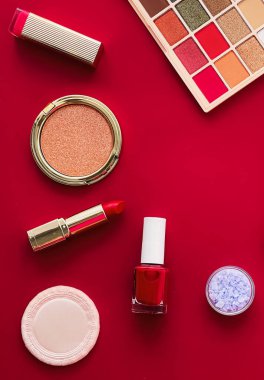 Telif alanı, kozmetik ürünleri ve kırmızı arka planda makyaj araçları ile güzellik, makyaj ve kozmetik düz düzlem tasarımı, kız ve kadın tarzı konsept
