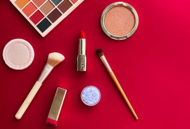 Telif alanı, kozmetik ürünleri ve kırmızı arka planda makyaj araçları ile güzellik, makyaj ve kozmetik düz düzlem tasarımı, kız ve kadın tarzı konsept