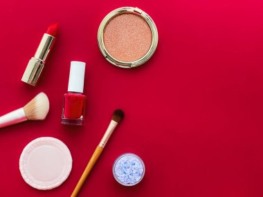 Telif alanı, kozmetik ürünleri ve kırmızı arka planda makyaj araçları ile güzellik, makyaj ve kozmetik düz düzlem tasarımı, kız ve kadın tarzı konsept