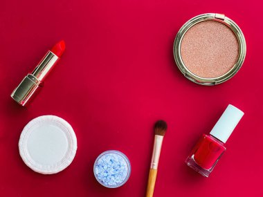 Telif alanı, kozmetik ürünleri ve kırmızı arka planda makyaj araçları ile güzellik, makyaj ve kozmetik düz düzlem tasarımı, kız ve kadın tarzı konsept