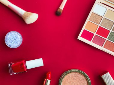 Telif alanı, kozmetik ürünleri ve kırmızı arka planda makyaj araçları ile güzellik, makyaj ve kozmetik düz düzlem tasarımı, kız ve kadın tarzı konsept