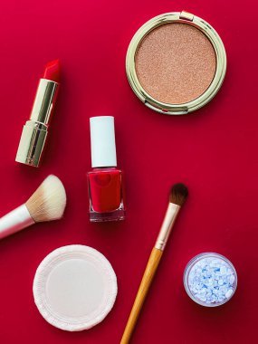 Telif alanı, kozmetik ürünleri ve kırmızı arka planda makyaj araçları ile güzellik, makyaj ve kozmetik düz düzlem tasarımı, kız ve kadın tarzı konsept