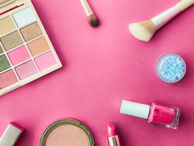 Telif alanı, kozmetik ürünleri ve pembe arka planda makyaj araçlarıyla güzellik, makyaj ve kozmetik düz düzlem tasarımı, kız ve kadın tarzı konsept