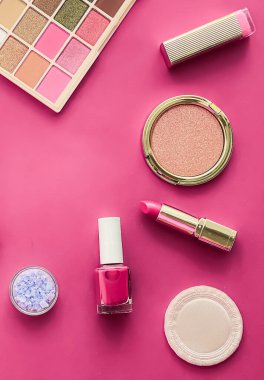 Telif alanı, kozmetik ürünleri ve pembe arka planda makyaj araçlarıyla güzellik, makyaj ve kozmetik düz düzlem tasarımı, kız ve kadın tarzı konsept