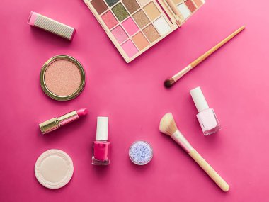 Telif alanı, kozmetik ürünleri ve pembe arka planda makyaj araçlarıyla güzellik, makyaj ve kozmetik düz düzlem tasarımı, kız ve kadın tarzı konsept