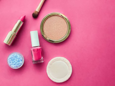 Telif alanı, kozmetik ürünleri ve pembe arka planda makyaj araçlarıyla güzellik, makyaj ve kozmetik düz düzlem tasarımı, kız ve kadın tarzı konsept