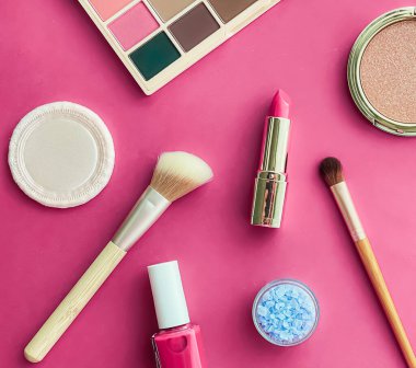 Telif alanı, kozmetik ürünleri ve pembe arka planda makyaj araçlarıyla güzellik, makyaj ve kozmetik düz düzlem tasarımı, kız ve kadın tarzı konsept