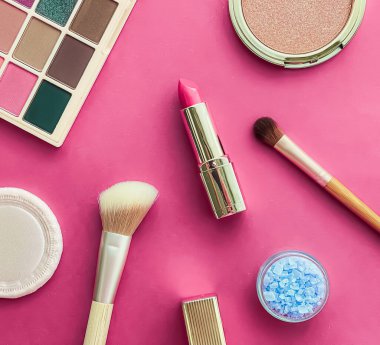 Telif alanı, kozmetik ürünleri ve pembe arka planda makyaj araçlarıyla güzellik, makyaj ve kozmetik düz düzlem tasarımı, kız ve kadın tarzı konsept