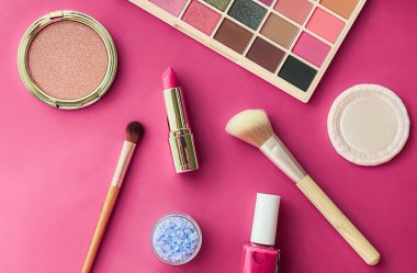 Telif alanı, kozmetik ürünleri ve pembe arka planda makyaj araçlarıyla güzellik, makyaj ve kozmetik düz düzlem tasarımı, kız ve kadın tarzı konsept