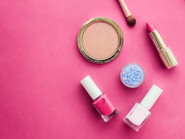 Telif alanı, kozmetik ürünleri ve pembe arka planda makyaj araçlarıyla güzellik, makyaj ve kozmetik düz düzlem tasarımı, kız ve kadın tarzı konsept