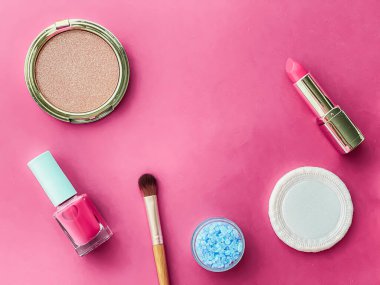 Telif alanı, kozmetik ürünleri ve pembe arka planda makyaj araçlarıyla güzellik, makyaj ve kozmetik düz düzlem tasarımı, kız ve kadın tarzı konsept