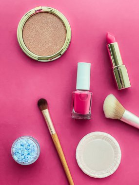 Telif alanı, kozmetik ürünleri ve pembe arka planda makyaj araçlarıyla güzellik, makyaj ve kozmetik düz düzlem tasarımı, kız ve kadın tarzı konsept