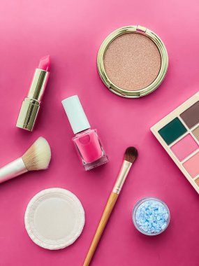 Telif alanı, kozmetik ürünleri ve pembe arka planda makyaj araçlarıyla güzellik, makyaj ve kozmetik düz düzlem tasarımı, kız ve kadın tarzı konsept