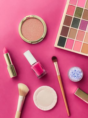 Telif alanı, kozmetik ürünleri ve pembe arka planda makyaj araçlarıyla güzellik, makyaj ve kozmetik düz düzlem tasarımı, kız ve kadın tarzı konsept