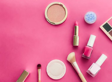 Telif alanı, kozmetik ürünleri ve pembe arka planda makyaj araçlarıyla güzellik, makyaj ve kozmetik düz düzlem tasarımı, kız ve kadın tarzı konsept