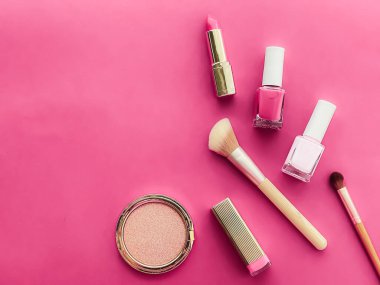 Telif alanı, kozmetik ürünleri ve pembe arka planda makyaj araçlarıyla güzellik, makyaj ve kozmetik düz düzlem tasarımı, kız ve kadın tarzı konsept