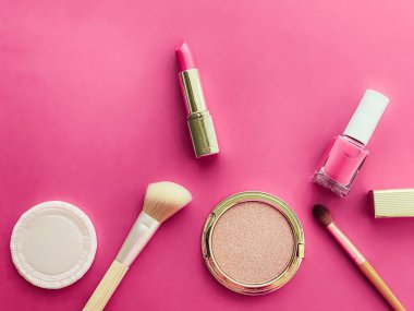 Telif alanı, kozmetik ürünleri ve pembe arka planda makyaj araçlarıyla güzellik, makyaj ve kozmetik düz düzlem tasarımı, kız ve kadın tarzı konsept