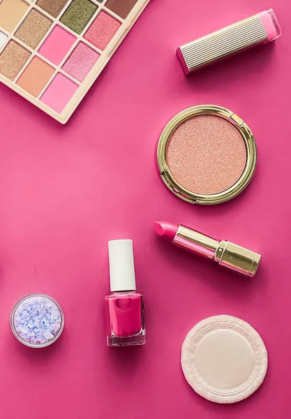 Telif alanı, kozmetik ürünleri ve pembe arka planda makyaj araçlarıyla güzellik, makyaj ve kozmetik düz düzlem tasarımı, kız ve kadın tarzı konsept