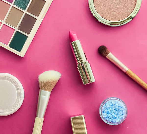 Telif alanı, kozmetik ürünleri ve pembe arka planda makyaj araçlarıyla güzellik, makyaj ve kozmetik düz düzlem tasarımı, kız ve kadın tarzı konsept