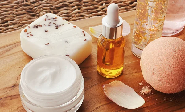 Tahta arka planda cilt bakımı, kaplıca ve vücut bakımı kozmetik ürünleri, organik güzellik rutini ve doğal kozmetik konsepti