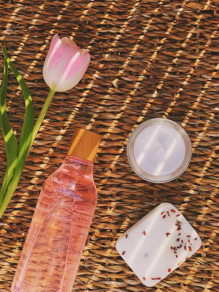 Tahta arka planda cilt bakımı, kaplıca ve vücut bakımı kozmetik ürünleri, düz dizayn, organik güzellik rutini ve doğal kozmetik konsepti