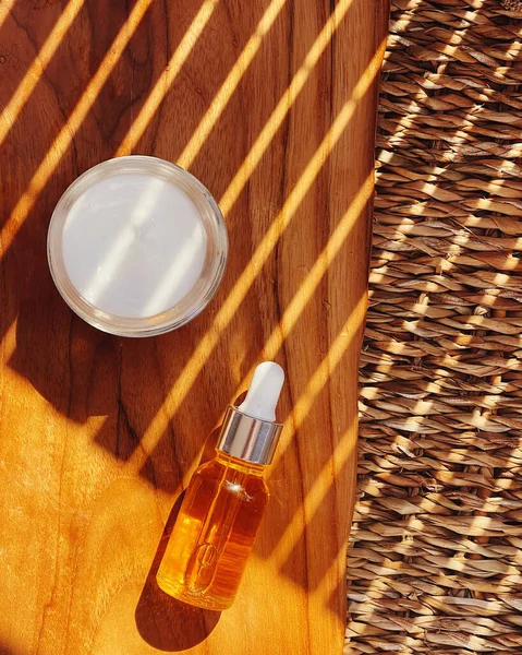 Tahta arka planda cilt bakımı, kaplıca ve vücut bakımı kozmetik ürünleri, düz dizayn, organik güzellik rutini ve doğal kozmetik konsepti