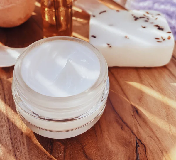 Tahta arka planda cilt bakımı, kaplıca ve vücut bakımı kozmetik ürünleri, organik güzellik rutini ve doğal kozmetik konsepti