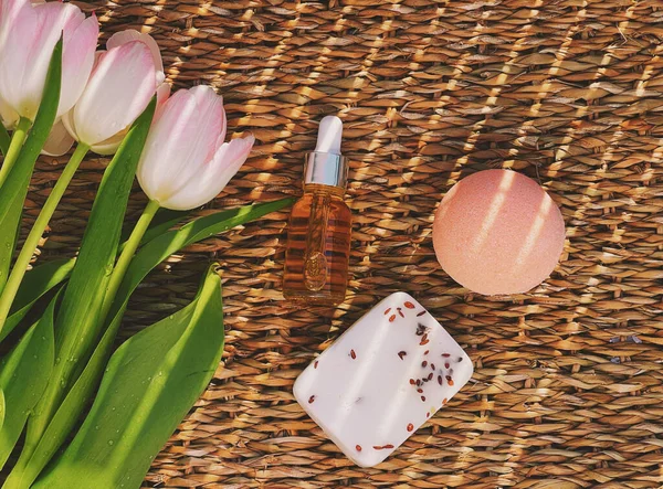 Tahta arka planda cilt bakımı, kaplıca ve vücut bakımı kozmetik ürünleri, düz dizayn, organik güzellik rutini ve doğal kozmetik konsepti