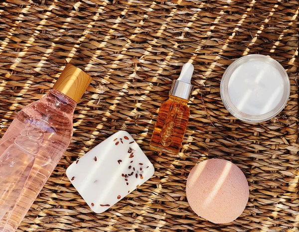 Tahta arka planda cilt bakımı, kaplıca ve vücut bakımı kozmetik ürünleri, düz dizayn, organik güzellik rutini ve doğal kozmetik konsepti