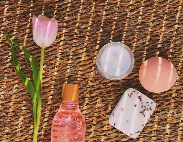 Tahta arka planda cilt bakımı, kaplıca ve vücut bakımı kozmetik ürünleri, düz dizayn, organik güzellik rutini ve doğal kozmetik konsepti