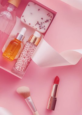Pembe arka planda güzellik kutusu aboneliği, spa ve makyaj ürünleri, düz dizayn, doğal kozmetik hediye teslim konsepti