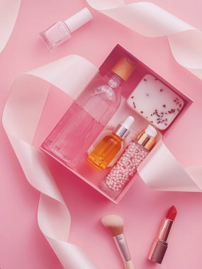 Pembe arka planda güzellik kutusu aboneliği, spa ve makyaj ürünleri, düz dizayn, doğal kozmetik hediye teslim konsepti