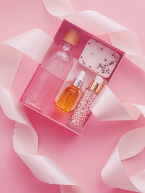 Pembe arka planda güzellik kutusu aboneliği, spa ve makyaj ürünleri, düz dizayn, doğal kozmetik hediye teslim konsepti
