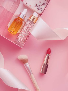 Pembe arka planda güzellik kutusu aboneliği, spa ve makyaj ürünleri, düz dizayn, doğal kozmetik hediye teslim konsepti