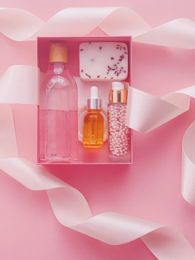 Pembe arka planda güzellik kutusu aboneliği, spa ve makyaj ürünleri, düz dizayn, doğal kozmetik hediye teslim konsepti