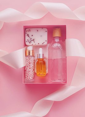Pembe arka planda güzellik kutusu aboneliği, spa ve makyaj ürünleri, düz dizayn, doğal kozmetik hediye teslim konsepti