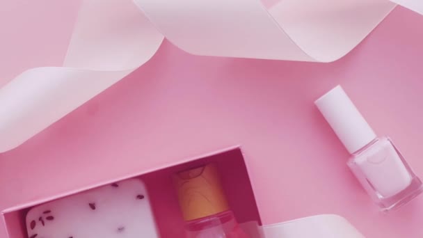 美容盒订阅费包 附有护肤 水疗及粉红底色化妆品 平整设计 天然化妆品送礼概念 — 图库视频影像