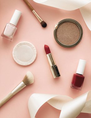 Şeftali arka planında güzellik, makyaj ve kozmetik düz alan tasarımı, kozmetik ürünler ve makyaj araçları, kız ve kadın tarzı konsept