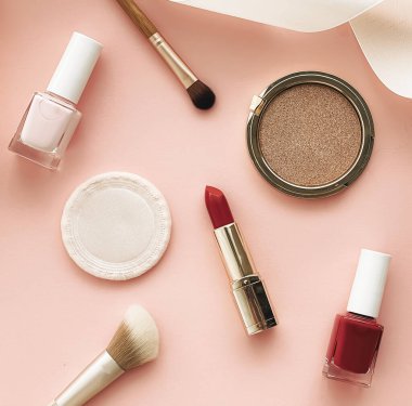 Şeftali arka planında güzellik, makyaj ve kozmetik düz alan tasarımı, kozmetik ürünler ve makyaj araçları, kız ve kadın tarzı konsept