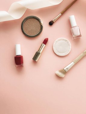 Şeftali arka planında güzellik, makyaj ve kozmetik düz alan tasarımı, kozmetik ürünler ve makyaj araçları, kız ve kadın tarzı konsept