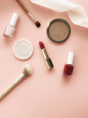 Şeftali arka planında güzellik, makyaj ve kozmetik düz alan tasarımı, kozmetik ürünler ve makyaj araçları, kız ve kadın tarzı konsept
