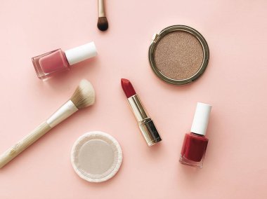 Şeftali arka planında güzellik, makyaj ve kozmetik düz alan tasarımı, kozmetik ürünler ve makyaj araçları, kız ve kadın tarzı konsept