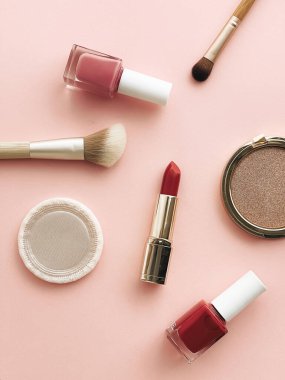 Şeftali arka planında güzellik, makyaj ve kozmetik düz alan tasarımı, kozmetik ürünler ve makyaj araçları, kız ve kadın tarzı konsept