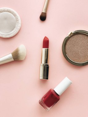 Şeftali arka planında güzellik, makyaj ve kozmetik düz alan tasarımı, kozmetik ürünler ve makyaj araçları, kız ve kadın tarzı konsept