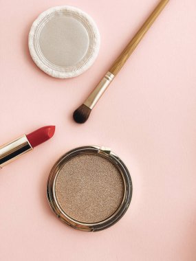 Şeftali arka planında güzellik, makyaj ve kozmetik düz alan tasarımı, kozmetik ürünler ve makyaj araçları, kız ve kadın tarzı konsept